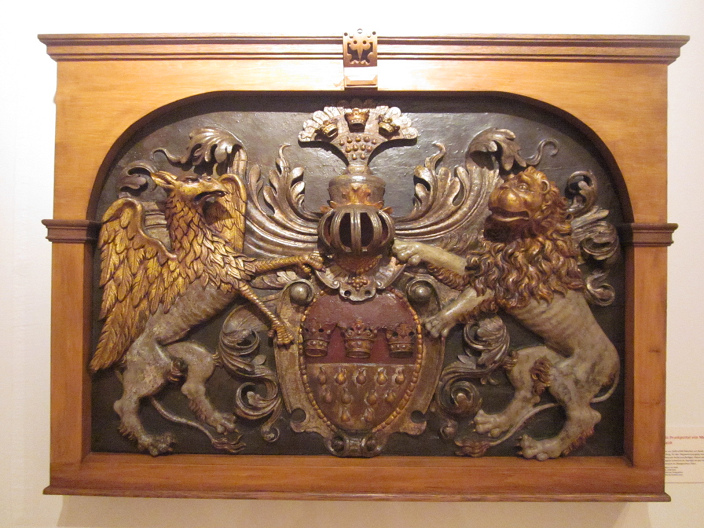 Das Prunkportal im Rathaus von Kln am Eingang zum
                Hansasaal mit dem Klner Wappen, 1601