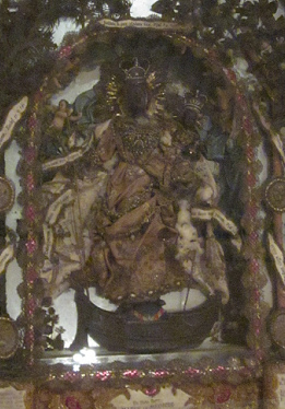 Gnadenbild (Skulptur) von Maria von Medici in Kln
                mit pompsem, katholischem Firlefanz