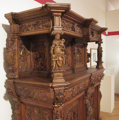 berbauschrank aus Holz geschnitzt, Kln um 1645,
              Schrgansicht