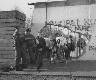 Berliner Mauer mit Loch: Ein Loch in der
                    Mauer am Reichstag, 1990 [1] - Deutschland wurde 29
                    Jahre lang verarscht