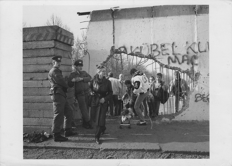 Berliner
                    Mauer mit Loch: Ein Loch in der Mauer am Reichstag,
                    1990