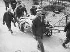 Holocaust: Bunkerbau in Ebensee,
                        Leichentransport.