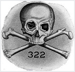 Satanistische Politsekte
                  Skull&Bones, Logo mit Schdel, Knochen und der
                  Zahl 322