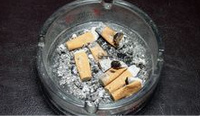 Kettenraucher Stefan Laurin
                  mit vollem Aschenbecher, Zigarettenkippe, hochgiftige
                  Zigarettenstummel