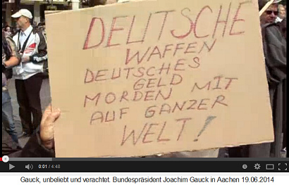 Protestschild: Deutsche Waffen,
                            deutsches Geld, mordet in der ganzen Welt