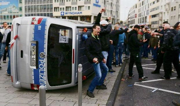 Umgestrztes Polizeiauto in
                Kln, Oktober 2014