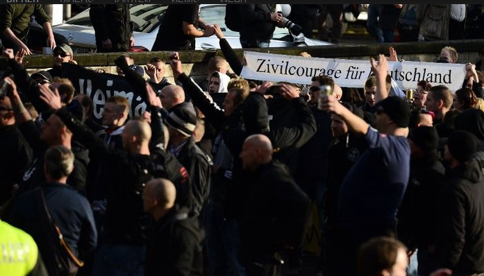 Hooligans in
                Kln am Hauptbahnhof im Oktober 2014 skandieren ihre
                Sprechchre