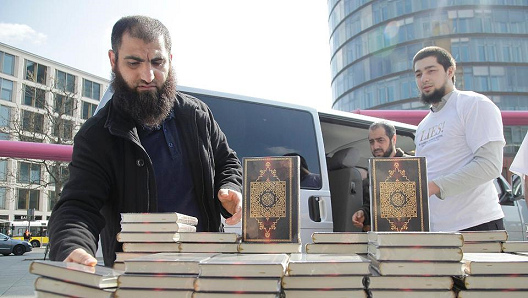 Mohammed-Fantasie-Scharia-Salafisten verteilen in
                Berlin gratis den Koran, Berlin 2012