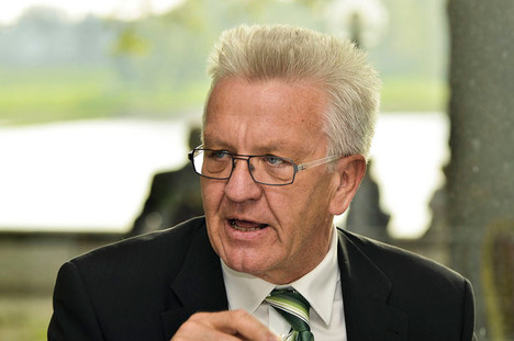 Der grüne Ministerpräsident von
              Baden-Württemberg Winfried Kretschmann lässt von
              kriminellen Landesbediensteten Straftaten an Kindern,
              Kranken und Sportlern vornehmen und/oder vertuschen
