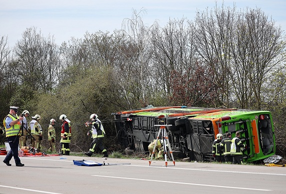 Selbstunfall eines
                        Busfahrers von Flixbus bei Leipzig in D
                        27.3.2024: Verdacht geimpft oder am Handy