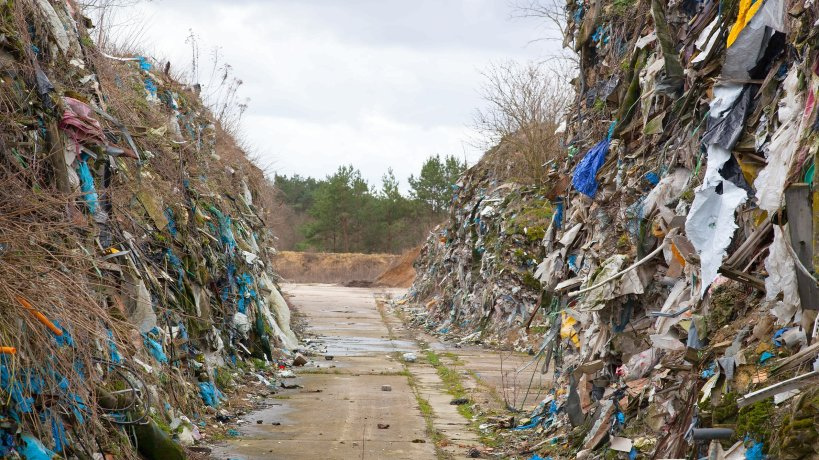 Die Mllberge sind dermassen gross, dass
                      Schneisen gegraben werden, um Wege freizuhalten -
                      Beispiel Brandenburg