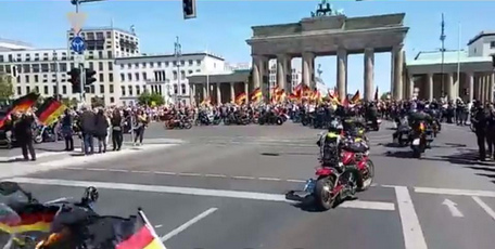 Motorrad-Demonstration vor dem Brandenburger Tor in Berlin, 20. Mai 2018 - 01