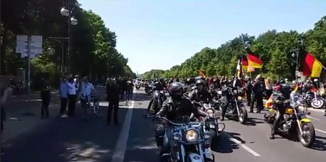 Motorrad-Demonstration vor dem Brandenburger Tor in Berlin, 20. Mai 2018 - 02