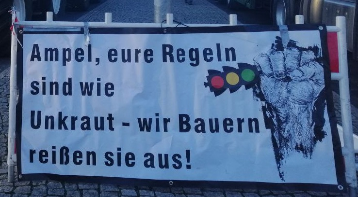 Demo der Bauern am 8.1.2024:
                        Plakat: Die Regeln der Ampel sind wie Unkraut -
                        wir reissen sie aus