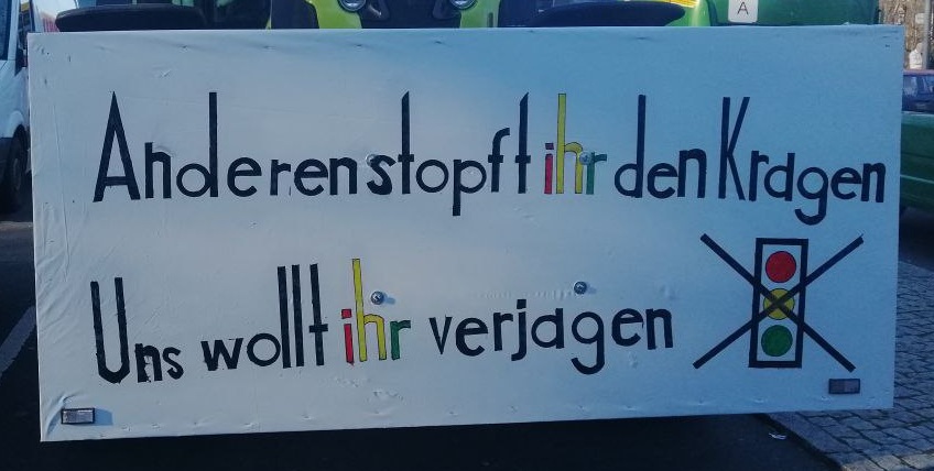 Demo der Bauern am 8.1.2024: Plakat: anderen
                    stopft ihr den Kragen, uns wollt ihr verjagen