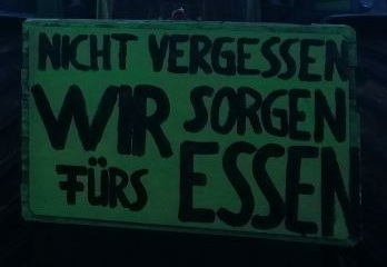 Demo der
                    Bauern am 8.1.2024: Plakat: Nicht vergessen, wir
                    sorgen frs Essen