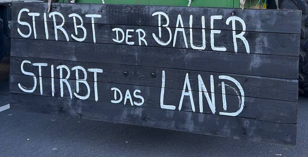 Demo der Bauern am
                    8.1.2024: Plakat: Stirbt der Bauer, stirbt das Land