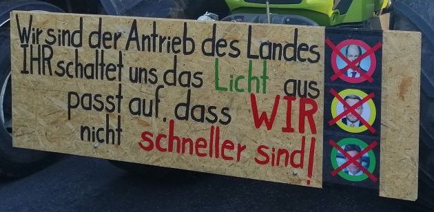 Demo der Bauern am 8.1.2024: Plakat: Wir sind
                    der Antrieb des Landes. IHR schaltet uns das Licht
                    aus. Passt auf, dass WIR nicht schneller sind!