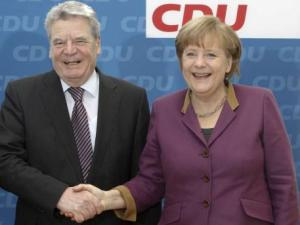 Die
                      Zionisten Gauck und Merkel - Puppen der USA