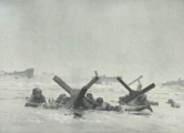 6.6.1944, Strand Omaha in der Normandie,
                      erste Landungswelle, die
                      "amerikanischen" Soldaten suchen Deckung
                      hinter den Hindernissen des
                      "Atlantikwalls"