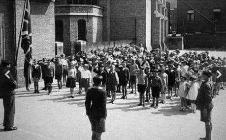 Kinder der britischen Kolonie Ypres feiern
                      den Empire-Tag mit Hackenarm und strammgestanden
                      (Empire Day), 1933