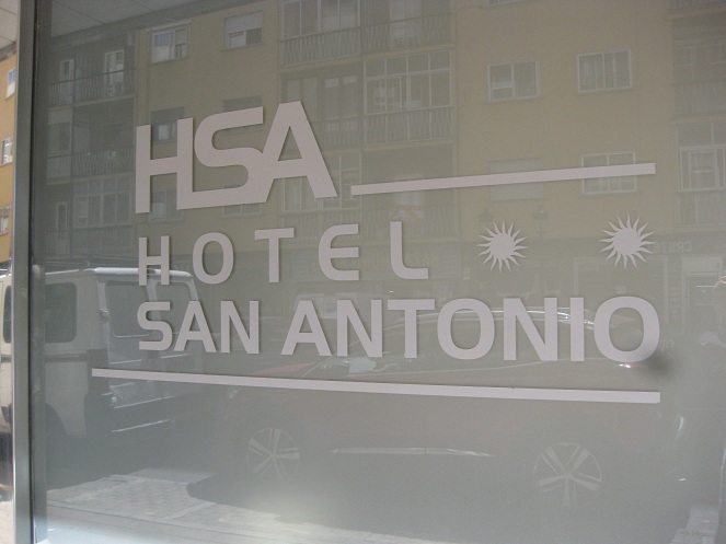 Das Hotel "San Antonio", der Schriftzug
                (der schwarze Fleck ist ein Fehler in der Kamera)