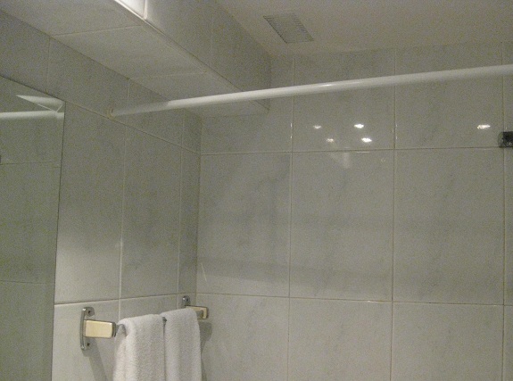 Hotel "San Antonio": Die Decke im Bad
                  mit dem Gitterchen zum Abluftkanal: scheint ein FAKE