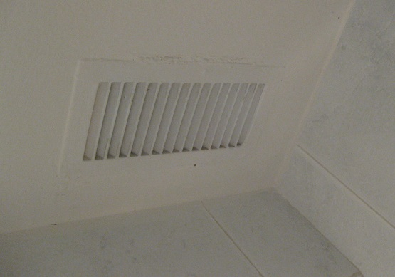 Hotel "San Antonio": Die
                  Decke im Bad mit dem Gitterchen zum Abluftkanal:
                  scheint ein FAKE, Nahaufnahme