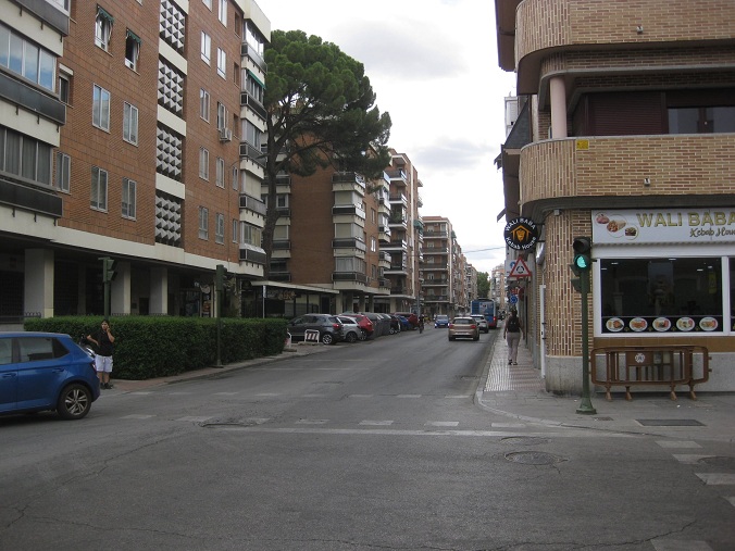 Alcal� cerca de Madrid: Casas en rojo de
                  ladrillo rojo sin acabar entre la estaci�n y el
                  centro