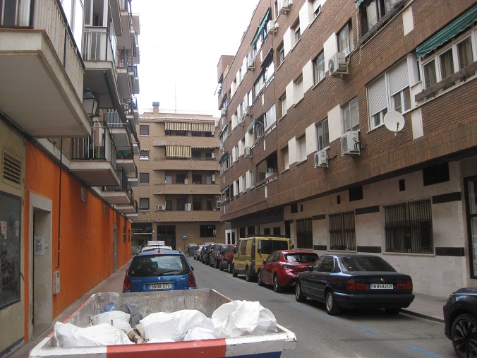 Alcal� cerca del centro de Madrid: casas en rojo +
                acera tambi�n en rojo - Calle Divino Figueroa
