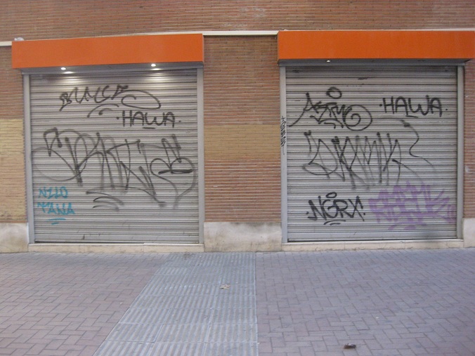 Alcal� cerca del centro de Madrid:
                  Muros rojos + calle roja + los anarquistas criminales
                  de Antifa manchan todo