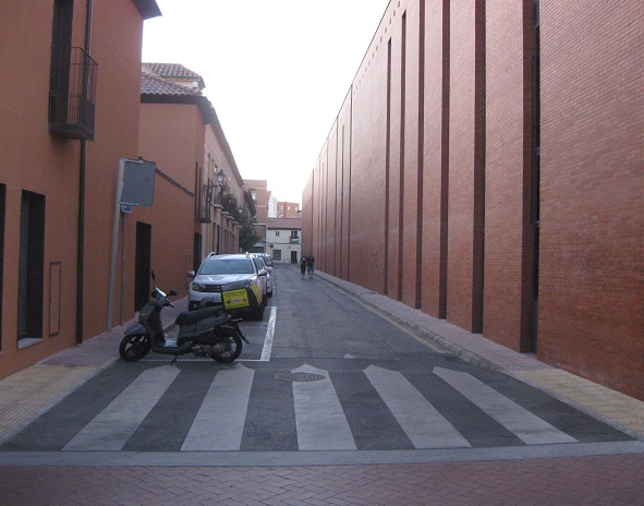 Alcal�
                  cerca de Madrid: El instituto en el centro es un muro
                  gigante rojo de ladrillo rojo - y la calle principal
                  tambi�n est� en rojo (!)