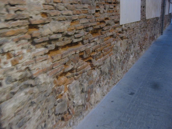 Alcal� cerca del centro de Madrid:
                  pared de ladrillo rota