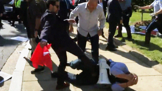 Erdogan-Schlger gegen
                  Kurdendemo in Washington, 17. Mai 2017, sie traten
                  selbst auf Leute ein, als sie schon am Boden lagen. Wo
                  sind die Erdogan-Schlger?