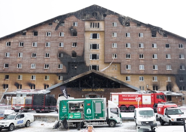 Kartalkaya (Türkei) am 21.1.2025: Alles,
was aus Holz ist, wird abgefackelt: Staatstrauer
in der Türkei nach Hotel-Brand mit 76 Toten Kartalkaya (Türkei) am 21.1.2025: Alles, was
aus Holz ist, wird abgefackelt: Staatstrauer in
der Türkei nach Hotel-Brand mit 76 Toten