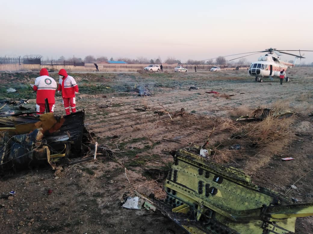 Foto 1: Teheran, ukrainische
                      Boeing 737 vom 7.1.2020: Schwarze und grne
                      Flugzeugteile auf einem Feld 01