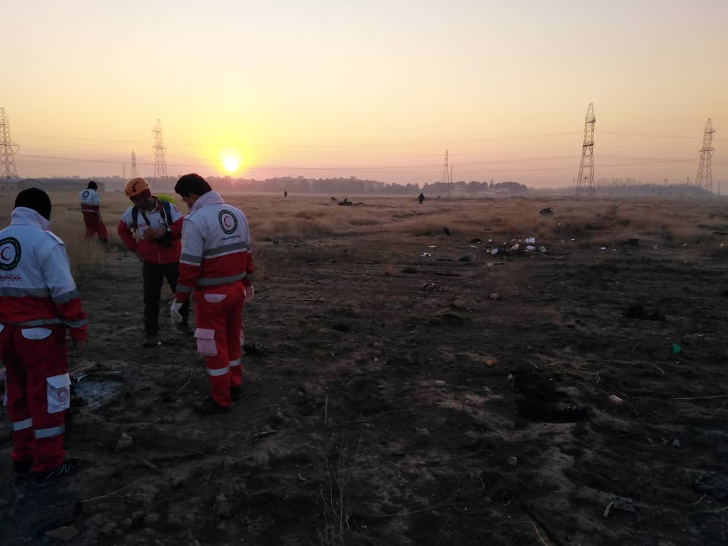 Foto 4: Teheran, ukrainische Boeing 737
                      vom 7.1.2020: Undefinierbare Trmmerteile auf
                      einem Feld