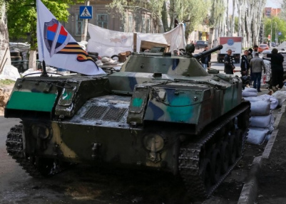 Slawjansk, Strassensperre mit einem kleinen
                    Panzer