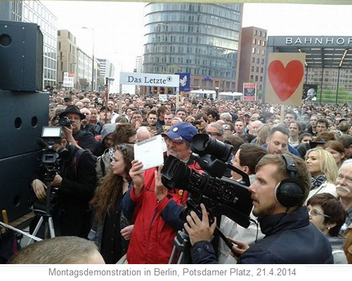 Montagsdemonstrationen gegen Krieg vom 21. April
                2014, Berlin, Potsdamer Platz mit einem Transparent
                "Das Letzte"