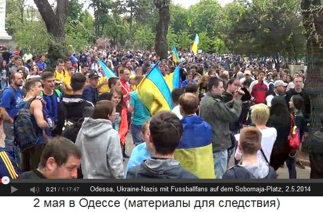 Sobornaja-Platz in Odessa am 2. Mai
                        2014, singende Fussballfans