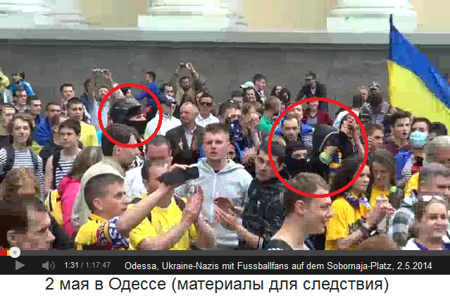 Sobornaja-Platz in Odessa am 2. Mai
                        2014, Fussballfans mit Nazis