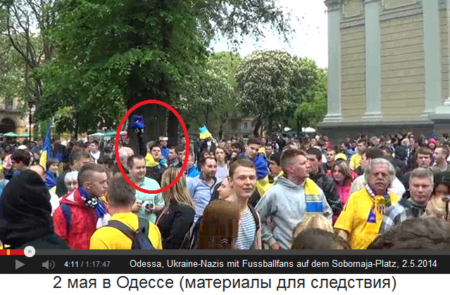 Sobornaja-Platz in Odessa am 2. Mai 2014,
                        der Nazi-Fhrer und sein Hitlergruss mit dem
                        Fussballschal in der Hand