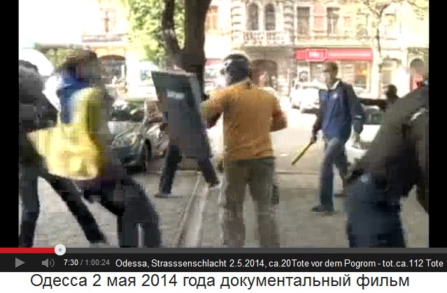 Der
                        Nazi mit der langen Fahnenstange greift den
                        Russlandtreuen mit Schild an