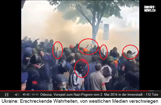 Pogrom in Odessa vom 2.5.2014,
                        Strassenschlacht, der Rechte Block ist
                        schlagbereit 02