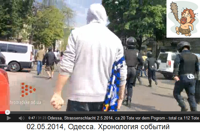 Der ukrainische Nazi in grauer
                          Kapuzenjacke mit dem Stein in der Hand, Zoom