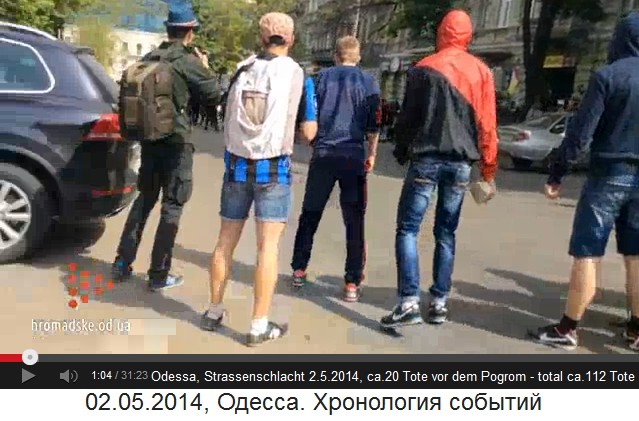 Ukrainischer Nazi mit Stein und einer mit
                          vollem Rucksack