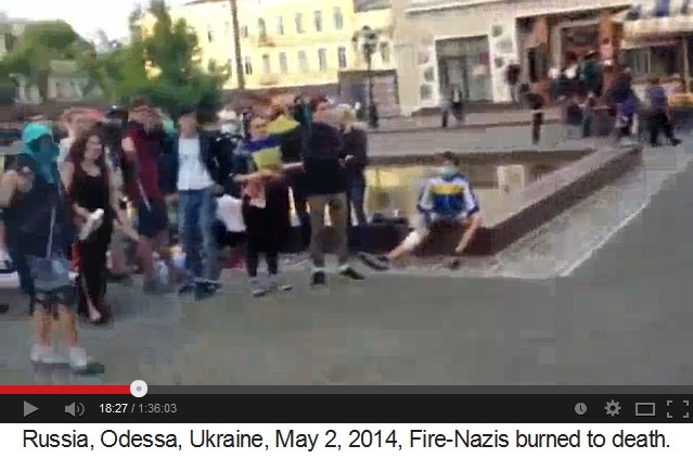 Zuschauer am Brunnen protestieren 01