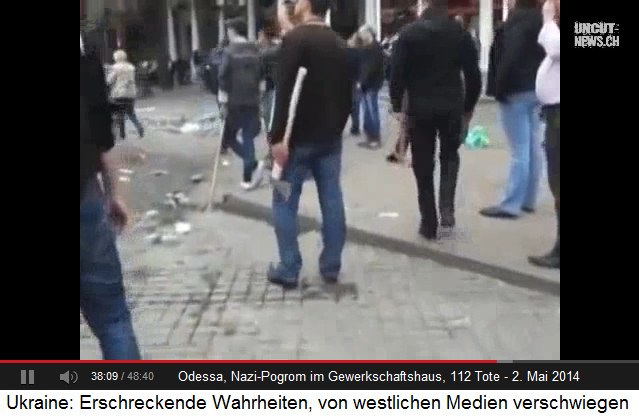 Pogrom von Odessa vom
                2.5.2014 vor dem Gewerkschaftshaus: Ein
                Schlger-Demonstrant mit einer Axt