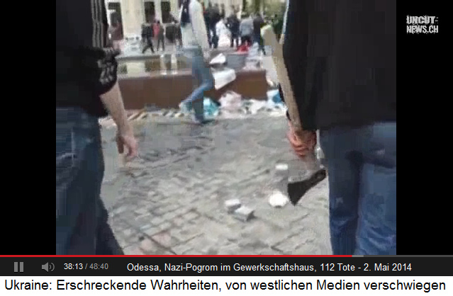 Pogrom
                    von Odessa vom 2.5.2014 vor dem Gewerkschaftshaus:
                    Ein Schlger-Demonstrant mit einer neuen Axt, Zoom