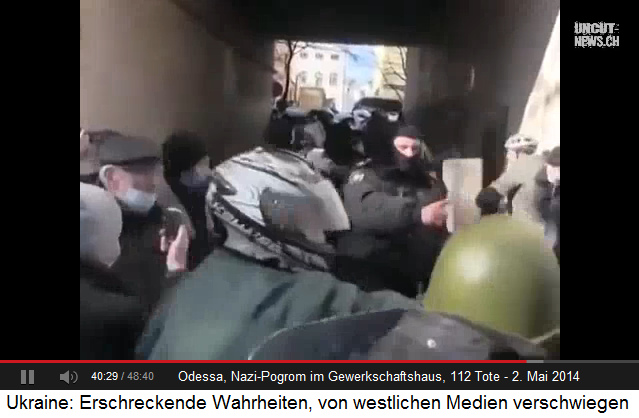 Pogrom
                    von Odessa vom 2.5.2014 vor dem Gewerkschaftshaus:
                    Ein Schlgertyp vom Rechten Block sperrt den
                    Durchgang